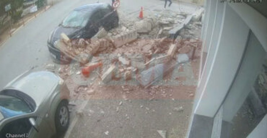 Pamje dramatike/ Shembet ballkoni dhe përfundon në trotuar, shihni si shpëton mrekullisht gruaja