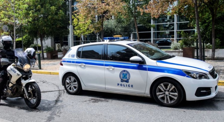 EMRI/ Tentoi t’i arratisej policisë greke duke braktisur makinën e vjedhur dhe u largua në këmbë, por…Si shpëtoi pasagjeri në mjet 