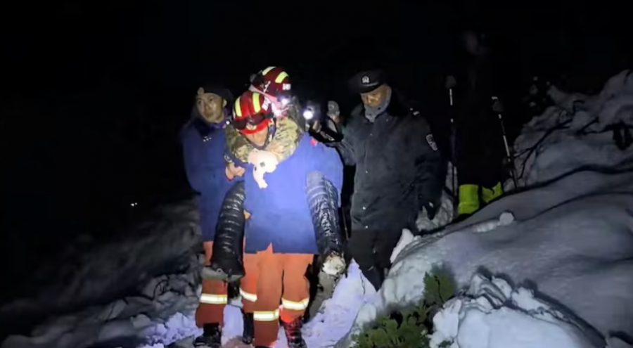 Përfundon shpëtimi i 900 personave të bllokuar në anën tibetiane të Everestit