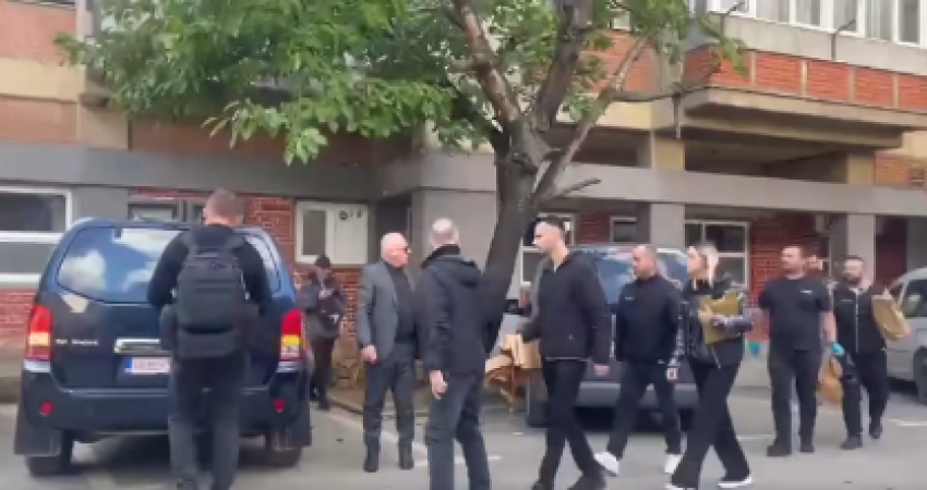 Përfundon bastisja në banesën e Fatmir Shehollit, hetuesit shihen duke u larguar me disa dokumente
