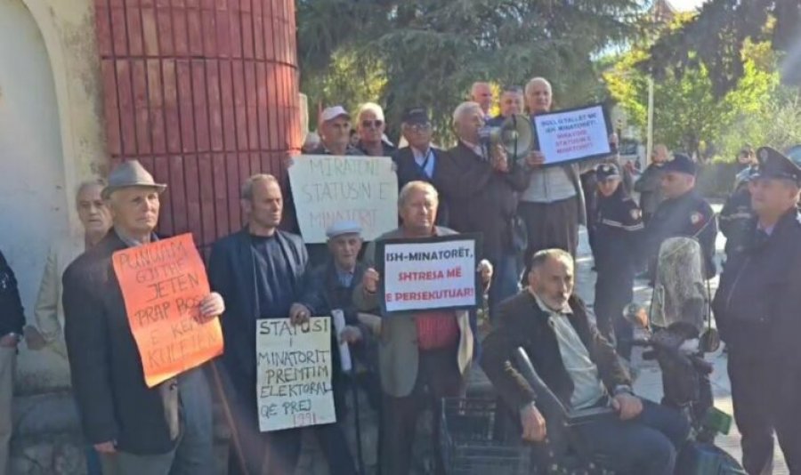 Me pankarta dhe megafonë, minatorët e Kurdarisë kërkojnë statusin e minatorit: Turp, vuajmë për copën e bukës, një deputet merr 4 mijë euro