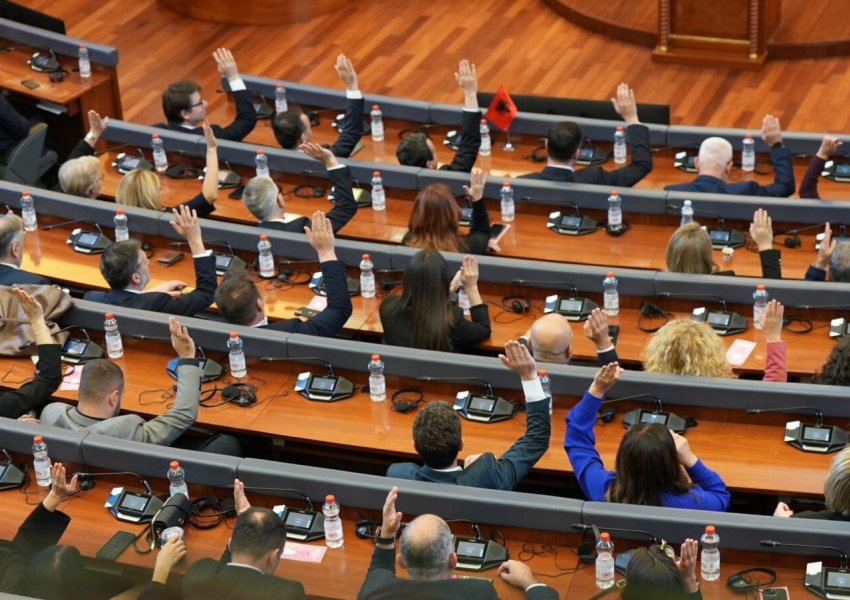 Kuvendi konstituohet pas 8 muajsh, nis rruga për Qeverinë e re mes dyshimeve për votimin e Rashiqit