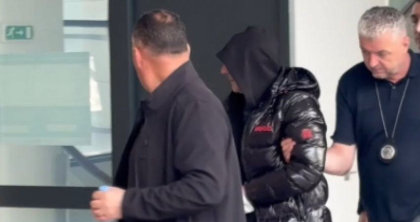 Fatmir Sheholli sillet i prangosur dhe me kapelë në kokë në Gjykatë