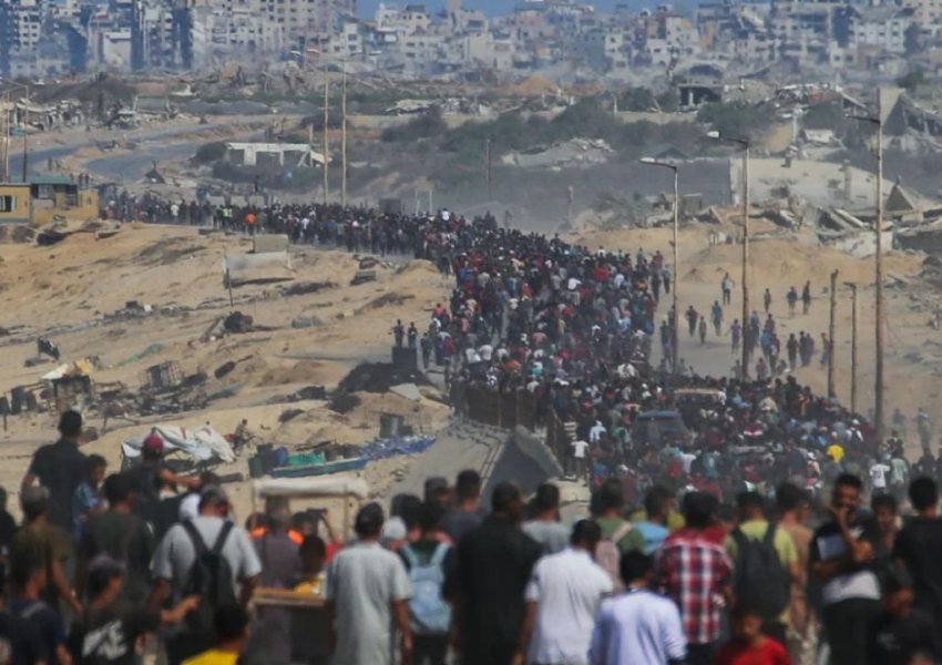 VIDEO/ Pas tërheqjes së forcave izraelite, mijëra palestinezë fillojnë të rikthehen në Gaza