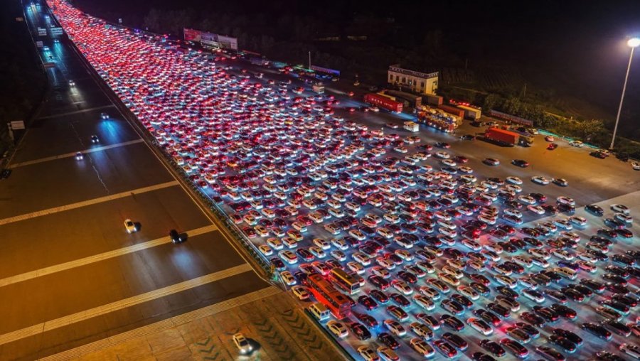 FOTO+VIDEO- Imazhe të pabesueshme nga Kina! Bllokimi më i madh i trafikut i të gjitha kohërave, në pritje për më shumë se 24 orë 