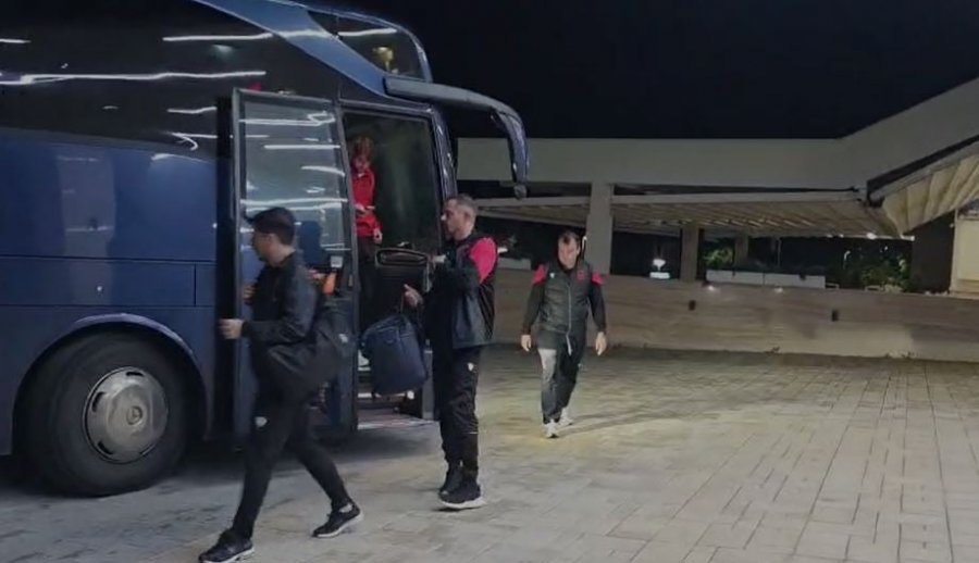 Pas përfundimit të stërvitjes, kuqezinjtë shoqërohen në hotelin serb me makina të blinduara