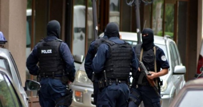 Policia gjen drogë, armë e municion në Prizren, arrestohen pesë persona