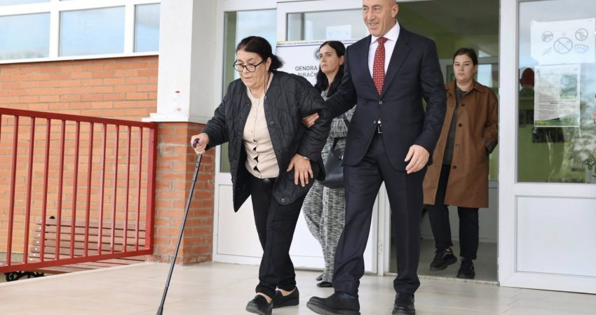Haradinaj voton bashkë me nënën e tij: Këto zgjedhje kanë rëndësi të madhe