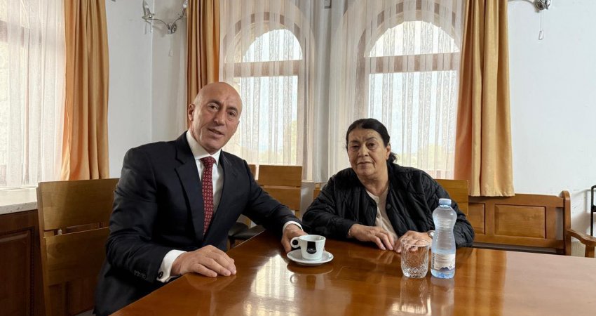 Haradinaj e nis ditën me kafe pranë nënës së tij