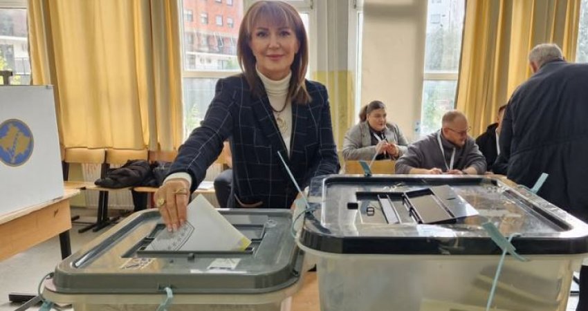 Ish-presidentja Atifete Jahjaga e hedh votën