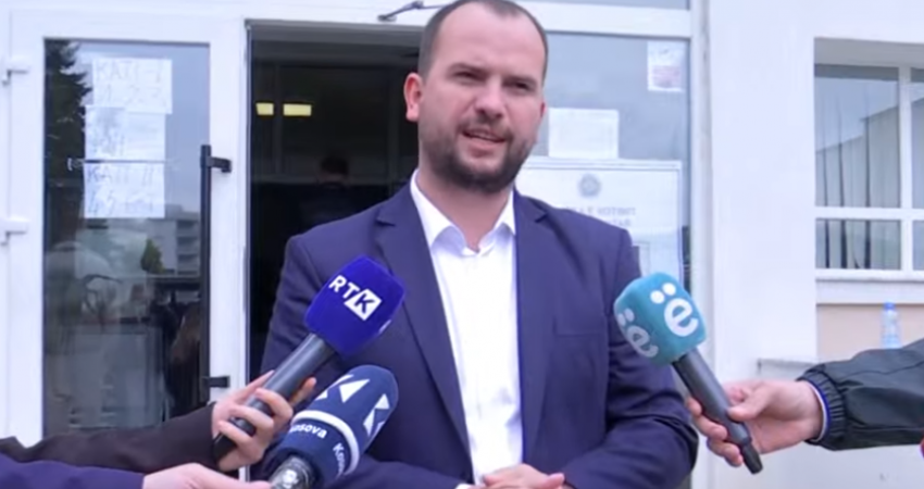 Qëndron Kastrati gjen kartëvizita të një partie politike në kabinë të votimit