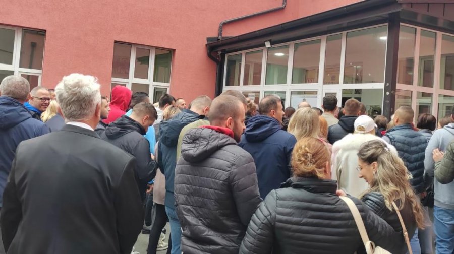 Kosovë/ Qytetarët në Mitrovicën e Veriut votojnë në grup së bashku me zyrtarë të Listës Serbe