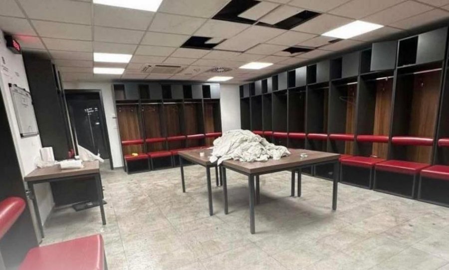 'Mirupafshim! E lamë gjithçka në rregull, ndjesë për tavanin' Pas festës Kombëtarja rregullon zhveshtoren