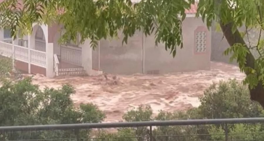 Spanja në alarm të kuq nga përmbytjet, njerëzit bllokohen në makina