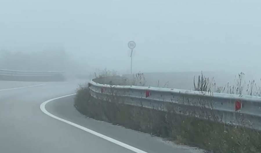 Mjegulla e dendur në 'Rrugën e Arbrit' rrezikon drejtuesit e mjeteve, banorët kërkojnë vendosjen e sinjalistikës rrugore