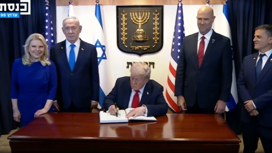 Trump përshëndet një 'fillim të ri' për Lindjen e Mesme, ja mesazhi që shkroi në librin e mysafirëve
