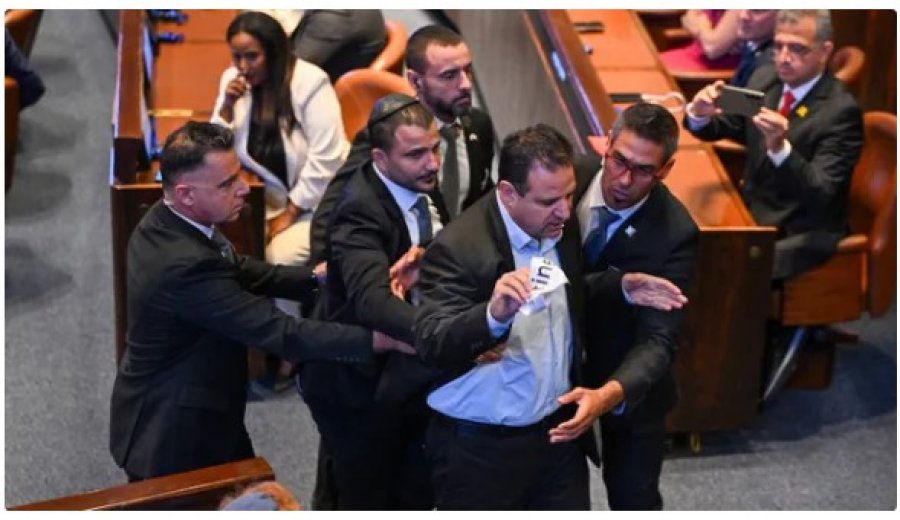 'Njihni Palestinën'/ Mbajtën pankarta pro-palestineze në parlament, përjashtohen deputetët izraelit, ndërpritet fjalimi i Trump