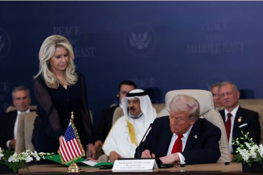 Trump nënshkruan marrëveshjen historike të armëpushimit: Mori 3,000 vjet për të arritur këtu, por do të rezistojë