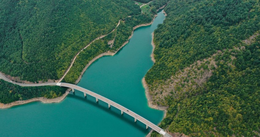 Një veturë bie në Liqenin e Ujmanit, policia jep detaje