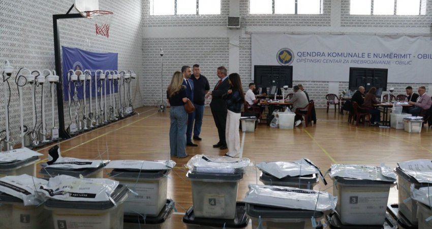 Ambasadori britanik ndjek nga afër procesin e numërimit të votave