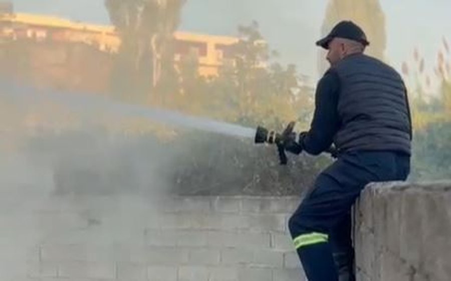 Zjarr i fuqishëm pranë një shkolle në Vlorë, dëgjohen dhe shpërthime