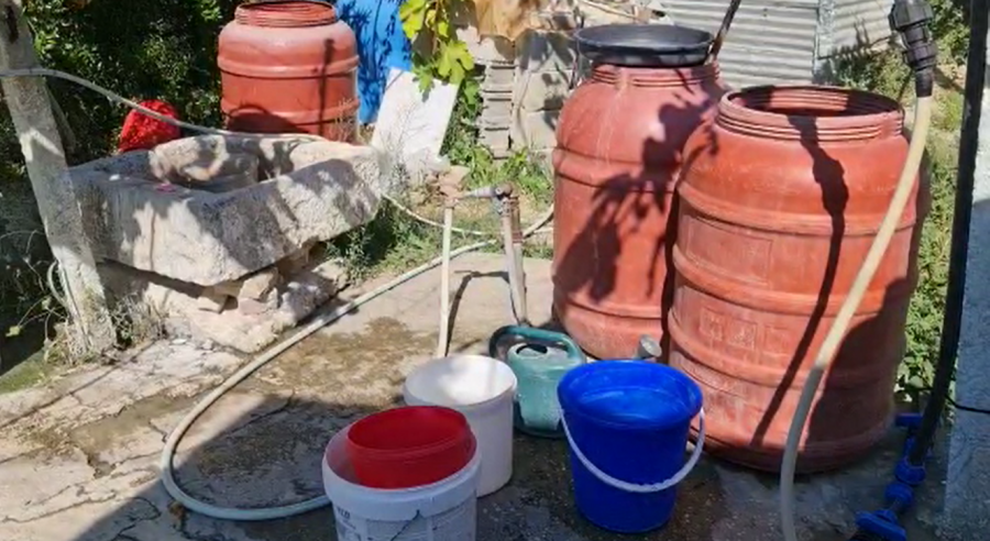 'Rubinetat e tharë' në Babicë të Vlorës/ Banorët blejnë ujë me bote çdo ditë: Askush nuk na dëgjon
