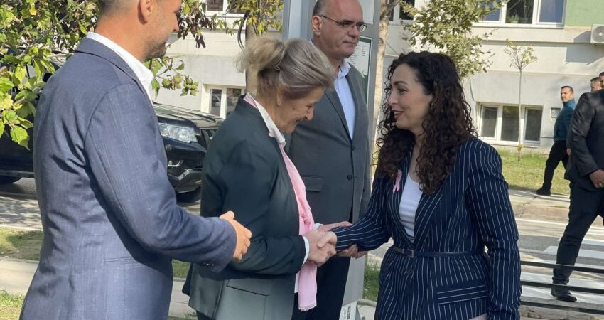 Presidentja Osmani dhuron proteza të gjirit për gratë e prekura nga kanceri