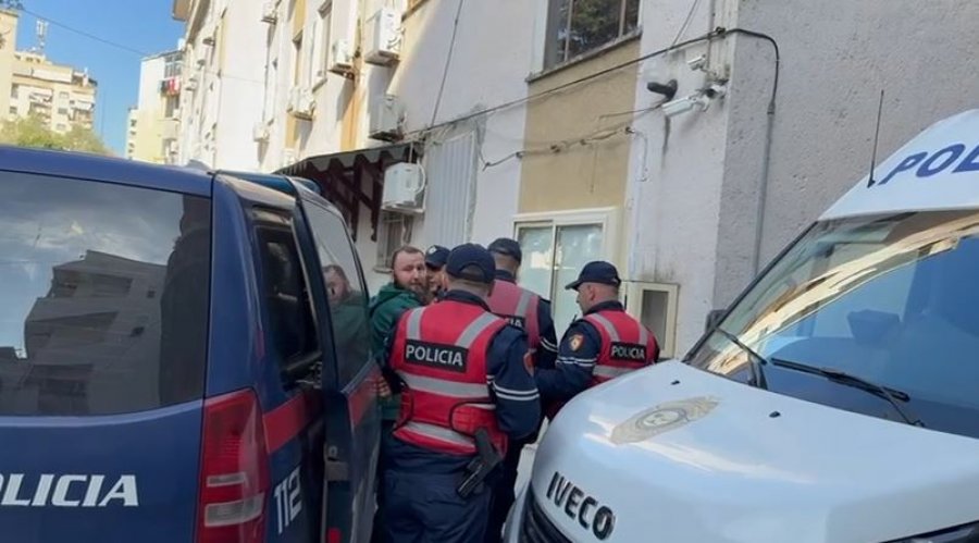  Ktheu shtëpinë në bazë armësh dhe dyshohet se iu shiste grupeve kriminale, mbërrin në gjykatë 38-vjeçari