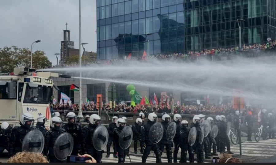 Policia belge përleshet me protestuesit ndërsa zemërimi për masat shtrënguese ka përfshirë Brukselin