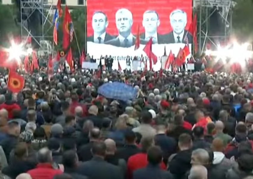 Protesta në sheshin Skënderbej: UÇK-ja nuk gjykohet, lironi komandantët tanë
