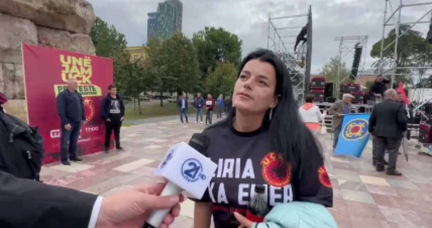 Vasfije Krasniqi shkon në Tiranë: Kam ardhë në protestë me i tregu botës se Serbia është ajo që duhet dënuar