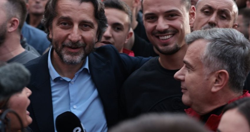 Krah për krah me Endrit Thaçin, Përparim Rama shpërndan pamje nga protesta gjithëkombëtare: Drejtësi për ata që ngritën flamurin në ditët më të errëta