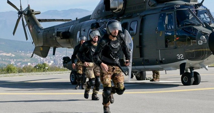 Ushtarët italianë të KFOR-it zhvillojnë ushtrim të drejtpërdrejtë me helikopter në Kosovë