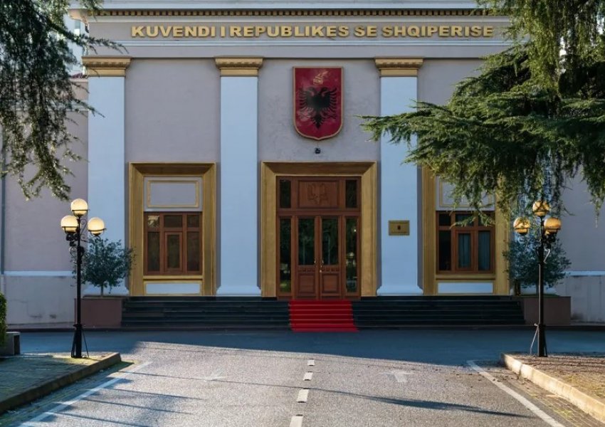 Mediat e Beogradit festojnë: Parlamenti shqiptar refuzon rezolutën për gjenocidin serb në Kosovë