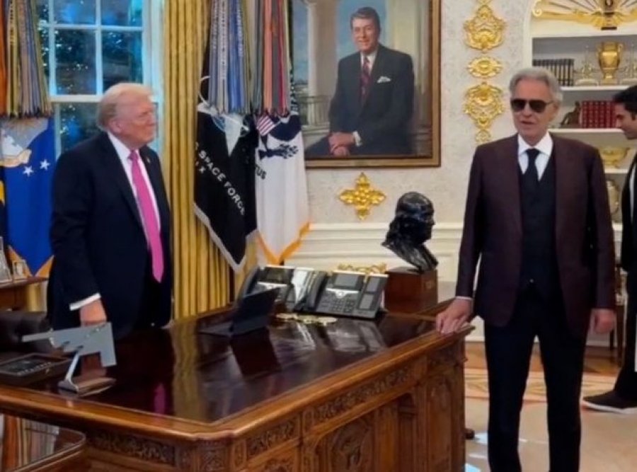 Trump mirëpret tenorin e njohur italian në Zyrën Ovale, Andrea Bocelli këndon live për presidentin amerikan