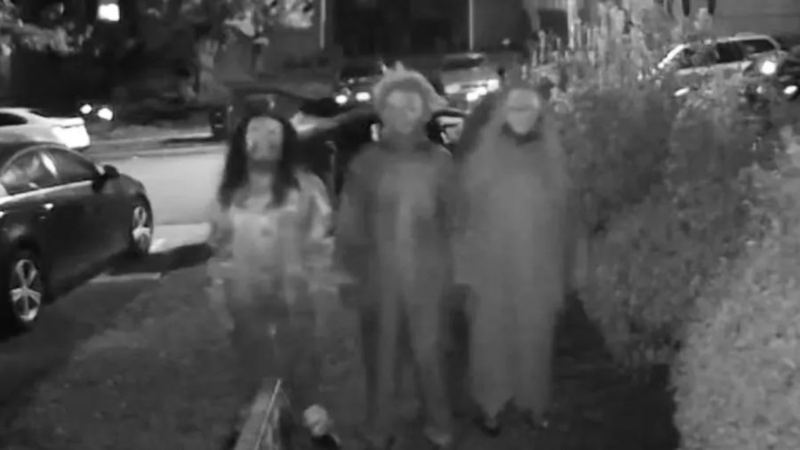 VIDEO/ 'Killer clown' - Tre persona të maskuar kërcënojnë me vdekje një grua dhe fëmijët e saj