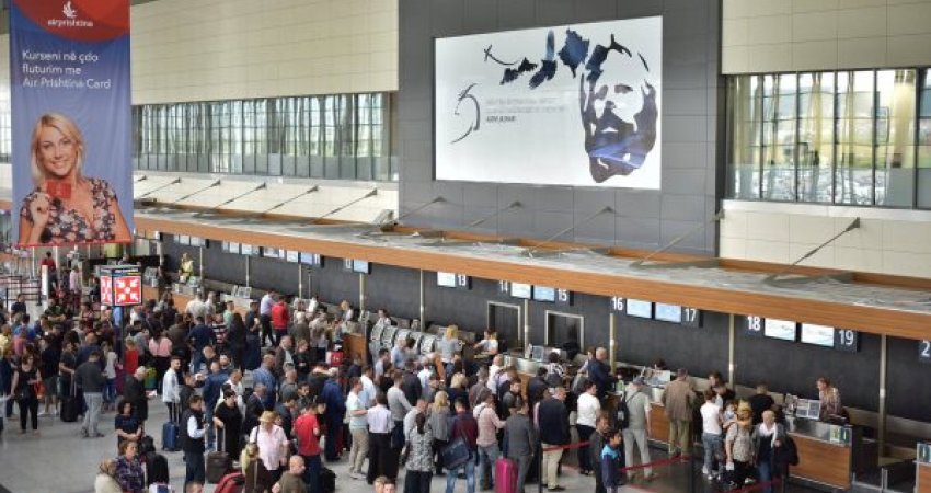 Shtetasi i huaj kapet me karikator të zbrazët në Aeroportin e Prishtinës