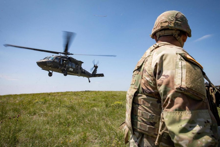 Zv.Sekretarja e NATO-s: KFOR-i vëzhgon qiellin e Kosovës, s’kishte kërcënime sigurie nga dronët e Serbisë