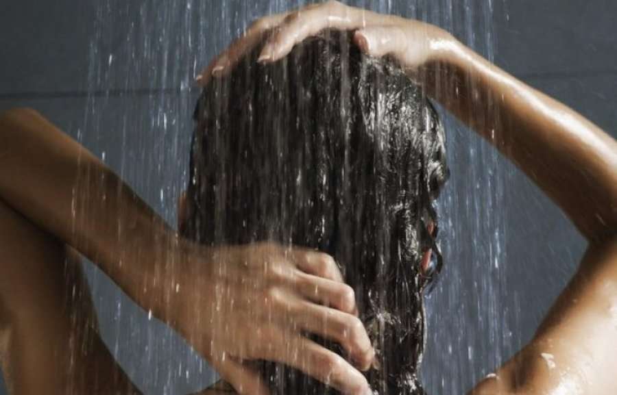 Cila është temperatura ideale e ujit në dush? Përgjigjen dermatologët