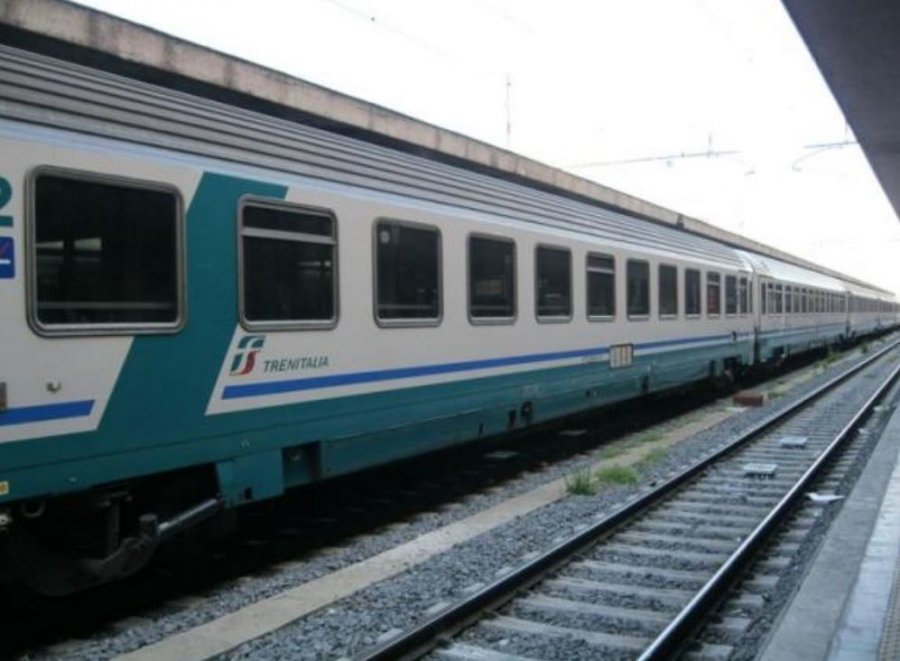 Tragjedi në Itali/ Treni përplas tre të rinj, një humb jetën