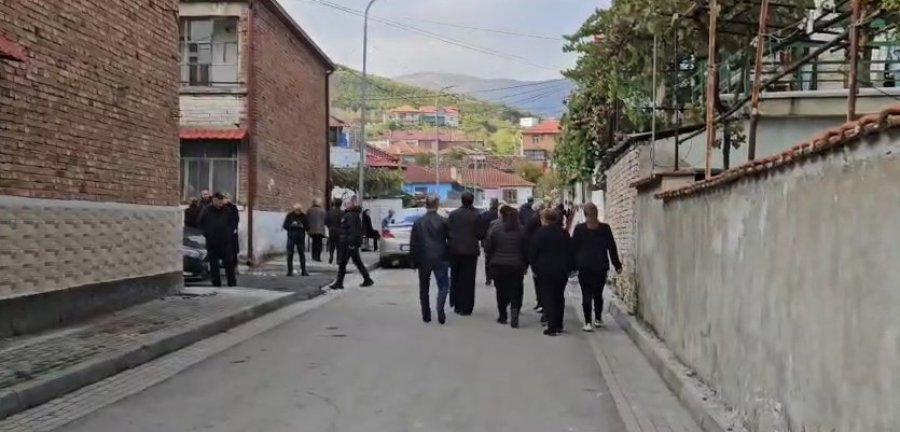 Zjarri iu mori jetën, përcillen sot për në banesën e fundit nënë e bir në Maliq