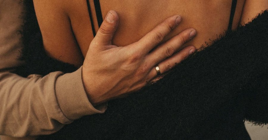 Psikologjia e prekjeve/ Si kontakti fizik ndryshon nivelin e hormoneve të stresit?