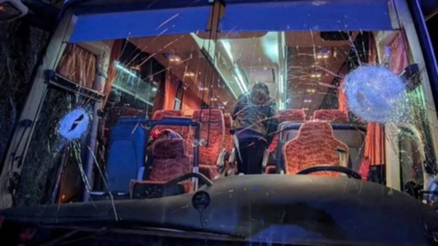 Organizuan sulmin ndaj autobusit të një ekipi basketbolli ku vdiq shoferi, policia arreston 3 autorët: Mbanin Musolinin dhe...