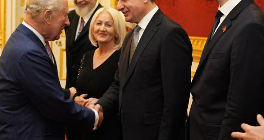 Kurti mori pjesë në pritjen mbretërore të organizuar nga Mbreti i Mbretërisë së Bashkuar