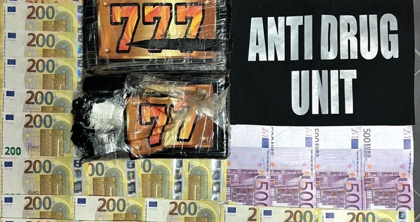 Ua gjetën në veturë mbi 2kg kokainë e 13 mijë euro, Prokuroria kërkon paraburgim ndaj dy të dyshuarve