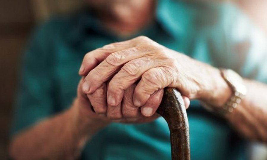'Familja duhet të qëndrojë bashkë', letra e një gruaje të moshuar në një shtëpi pleqsh që do ju bëj të qani