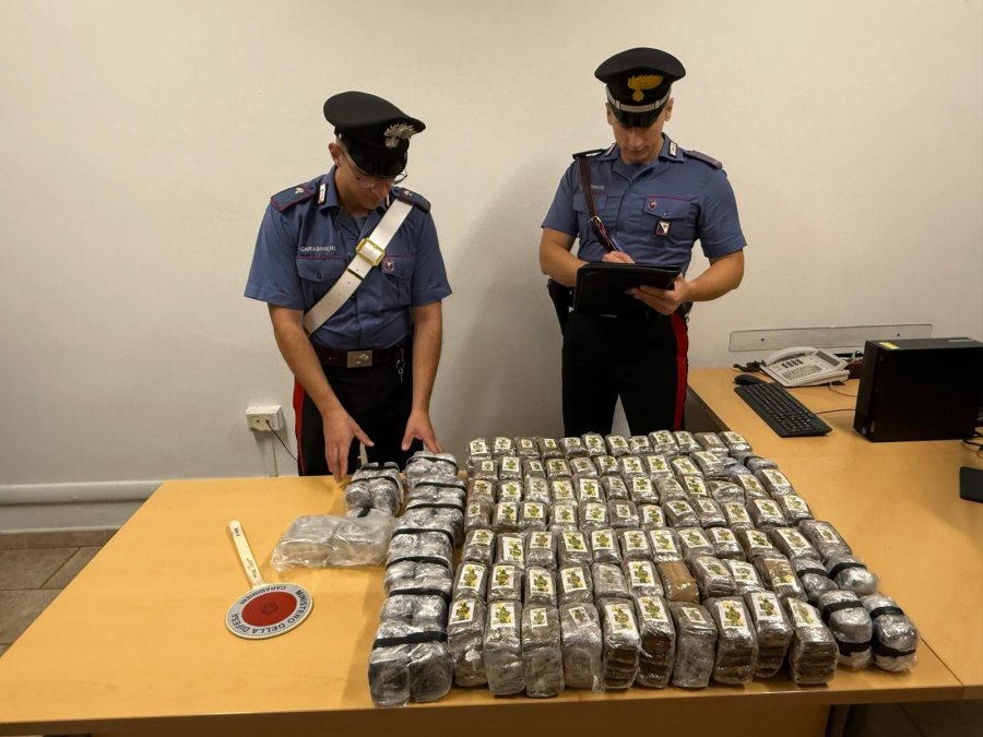 Droga e ‘malësive’ të Shqipërisë në Sardenjë, gjenden 51 kg hashash të fshehura në Bari