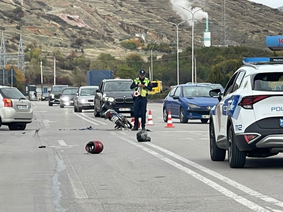 Aksident në aksin Korçë-Pogradec, makina përplas motorin, plagoset çifti i bashkëshortëve