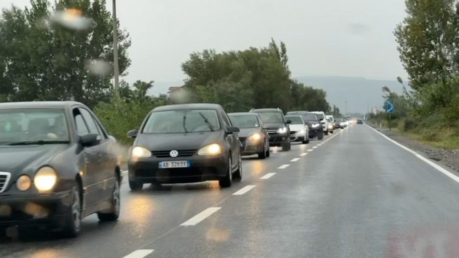 Reshjet e dendura të shiut paralizojnë qarkullimin në Lezhë