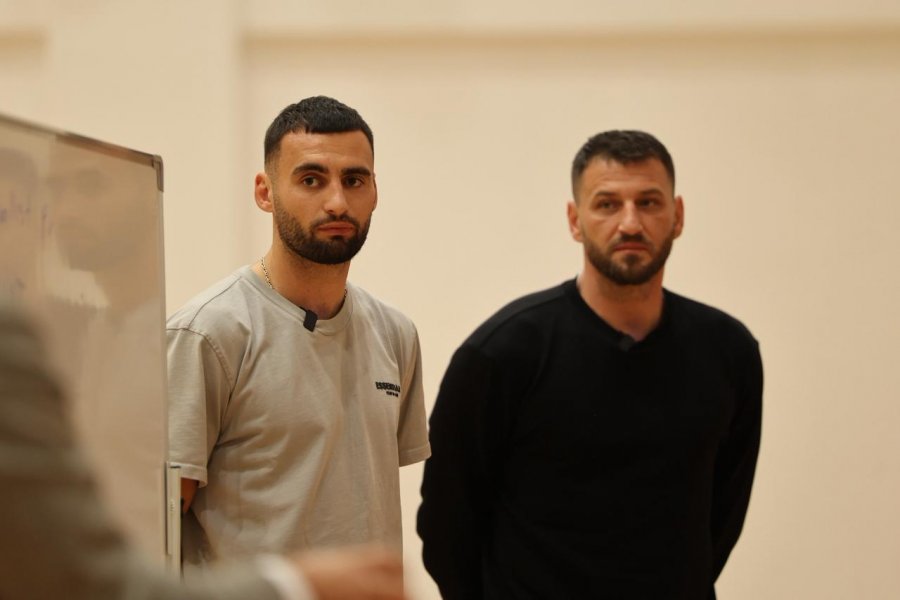 Alban Hoxha dhe Xhuliano Skuka ndajnë eksperiencat me talentet e rinj të ‘Elite Youth Development Academy’